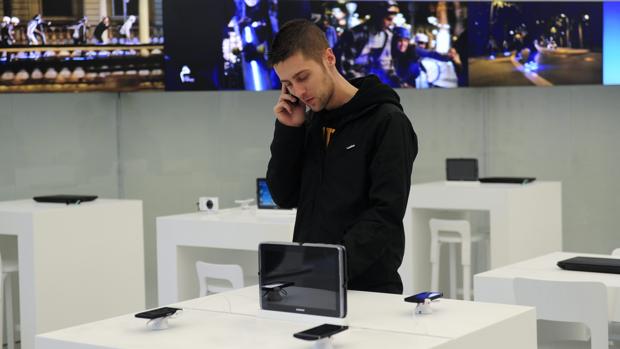 Los primeros «smartphone» compatibles con el 5G están saliendo al mercado a precios elevados