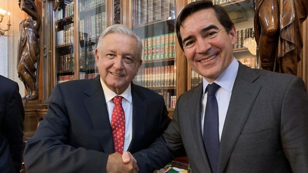 El presidente de BBVA, Carlos Torres Vila, junto al presidente de México, Andrés Manuel López Obrador