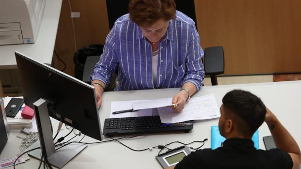 UGT estima que el alza adicional del 0,25% ligado al PIB para todos los empleados públicos de todas las administraciones rondará los 280 millones