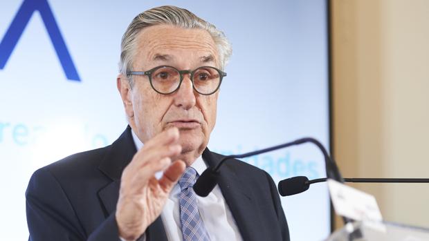 El presidente de la CNMC, José María Marín Quemada, en el seminario del la APIE en Santander