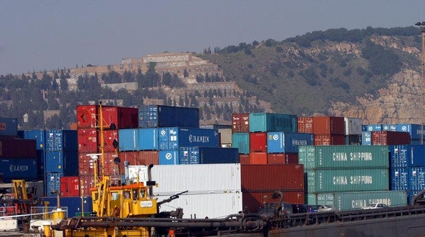 Contenedores de mercancías en el Puerto de Barcelona