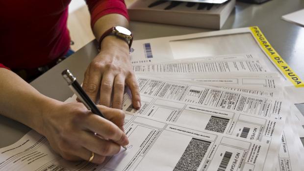 Una mujer rellenando la declaración de la Renta