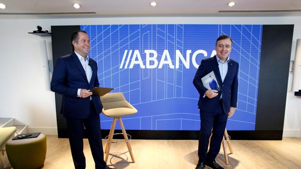 El presidente de Abanca, Juan Carlos Escotet (i), junto al consejero delegado, Francisco Botas (d),
