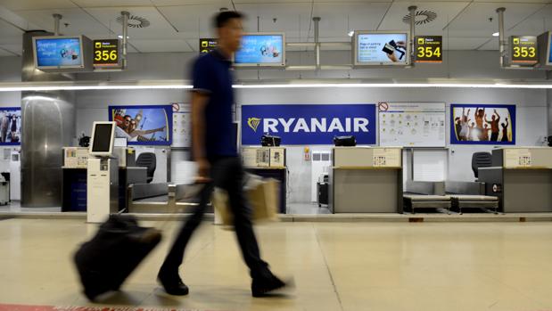 Un pasajero durante la huelga de Ryanair del pasado verano