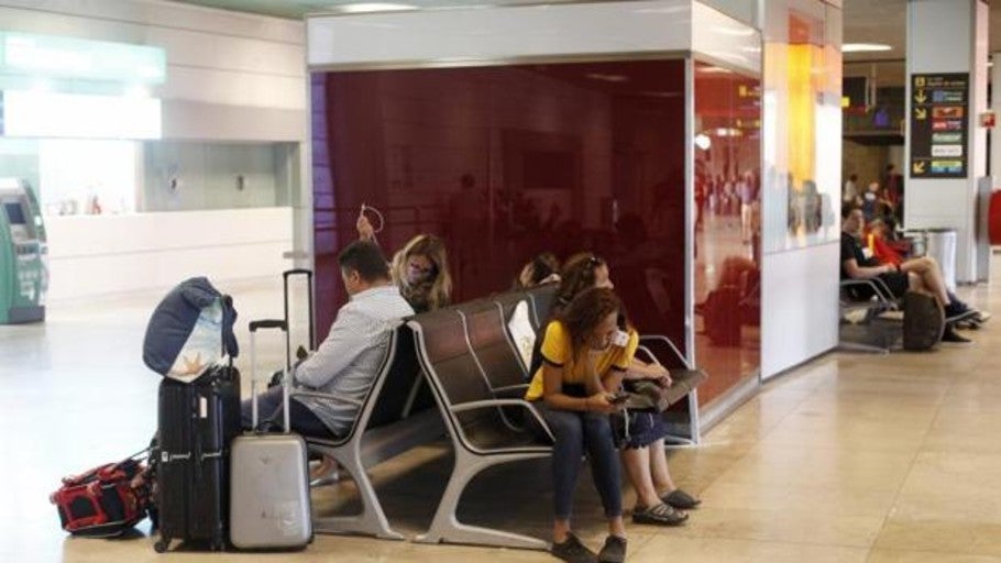Los trabajadores que surten combustible en Barajas comienzan los paros parciales