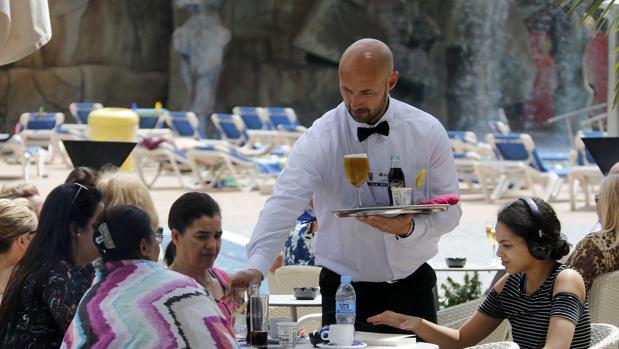Siete de cada diez encuestados dejan propina en restaurantes y bares, según el estudio