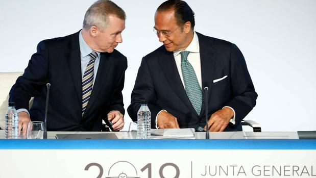 El CEO de IAG Willie Walsh (izda) y su presidente Antonio Vázquez (dcha) durante la junta general de accionistas de IAG (International Airlines Group)