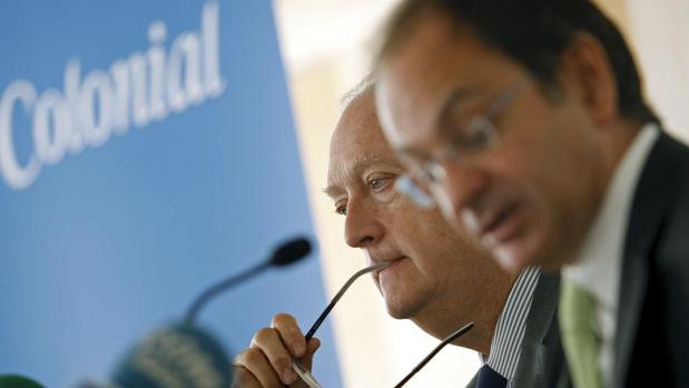 El consejero delegado de Colonial, Pere Viñolas (delante), y su presidente, Juan José Brugera