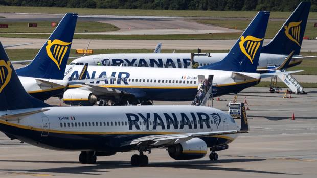 El cierre de las bases de Ryanair amenaza con despedir a 512 empleados de la aerolínea