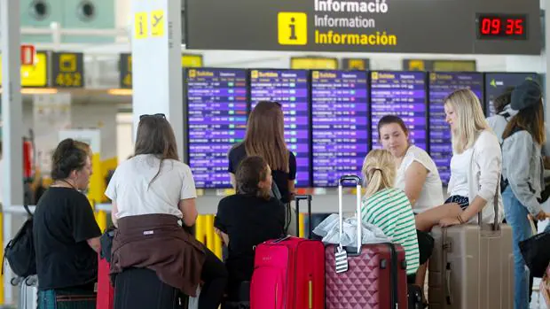 Resultado de imagen de Ascienden a 58 los vuelos cancelados en el Aeropuerto de Barcelona por la huelga