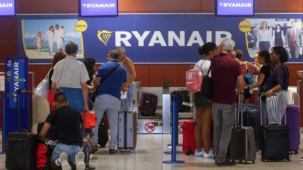 Si el pasajero de Ryanair afectado por las cancelaciones no ha sido avisado con 15 días de antelación, tiene derecho a una compensación económica de entre 250 y 600 euros