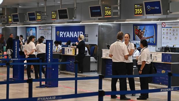 Empleados en los mostradores de Ryanair en el aeropuerto de Barajas, este lunes