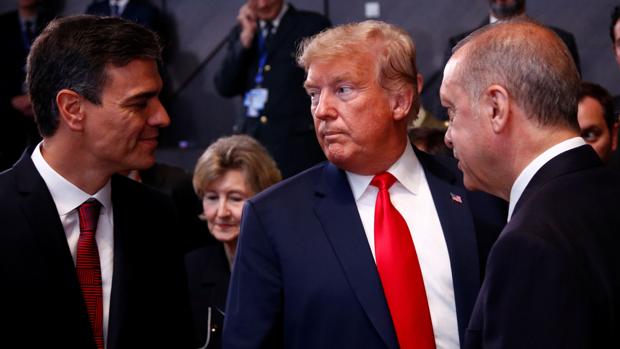El presidente del Gobierno en funciones, Pedro Sánchez (izda) junto a Donald Trump (centro) y el presidente turco, Recep Tayyip Erdogan