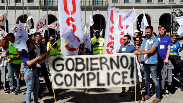Los tripulantes de cabina de Ryanair, en la concentración, este viernes, frente al ministerio de Fomento