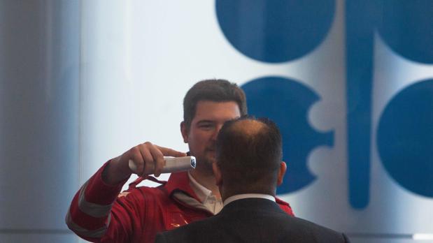 La OPEP propone un drástico recorte de 1,5 millones de barriles por el coronavirus