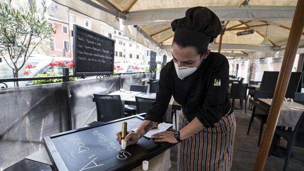 Camarera en un restaurante de Roma