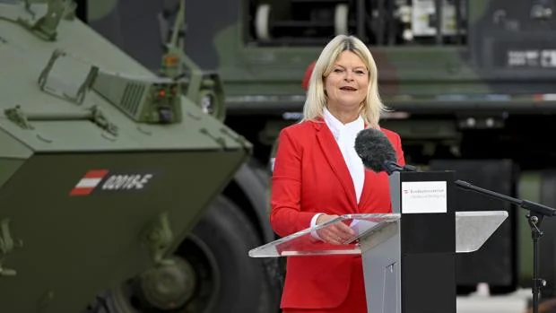 La ministra de Defensa de Austria, Klaudia Tanner
