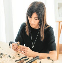 Luz Rodríguez makes her creations with gold and silver obtained from the earth without the polluting and toxic use of chemicals and under social sustainability criteria.