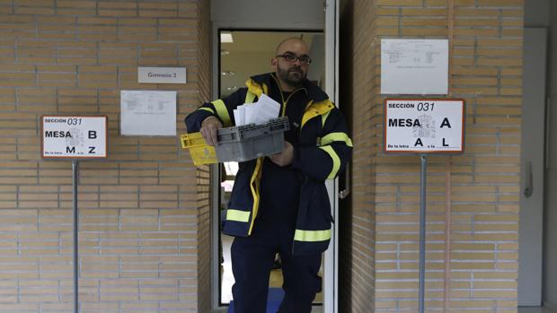Un operario transporta el voto por correo enviado a un colegio electoral de Pozuelo de Alarcón en 2015