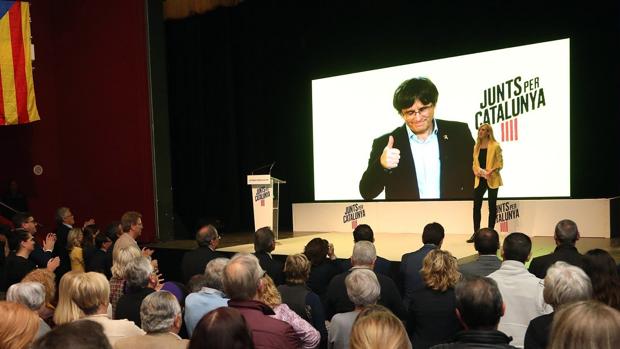 Carles Puigdemont interviene a través de videoconferencia en el mitin de JxCat