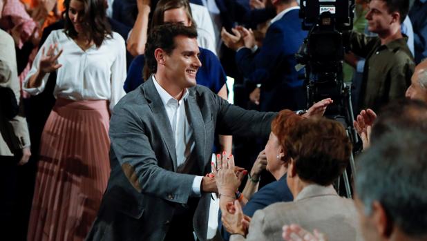 Albert Rivera saluda a un grupo de simpatizantes el pasado sábado en Madrid