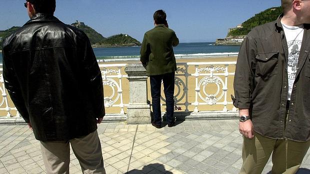 Escoltas protegen a un cargo público ante la bahía de La Concha, en San Sebastián