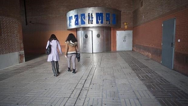 Dos chicas pasan por delante de la puerta de la discoteca Macumba, tras ser clausurada