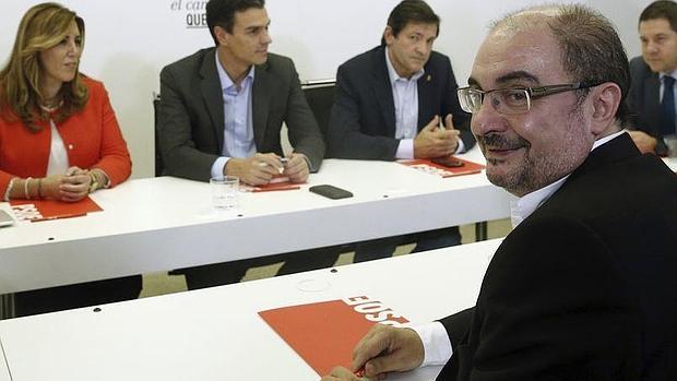 El presidente aragonés, Javier Lambán, ayer, en la reunión de los barones del PSOE con Pedro Sánchez
