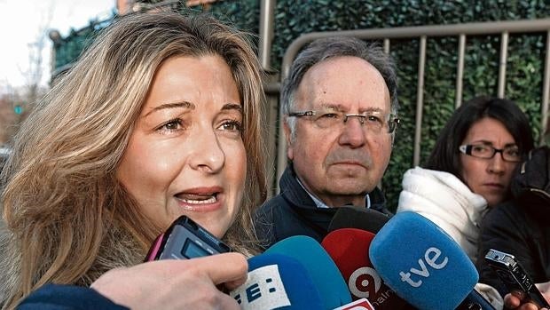 Virginia López y Miguel Bernad comparecen ante los medios en una imagen de enero de 2013