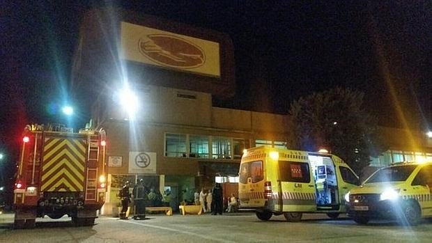 Los bomberos y el Summa, desplegados a las puertas de la fábrica Cuétara, en Villarejo de Salvanés