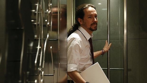 Pablo Iglesias antes de la rueda de prensa de este lunes