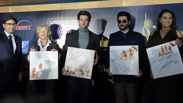Sonakshi Sinha, Hrithik Roshan, Anil Kapoor y Manuela Carmena, durante la presentación de los premios en El Retiro