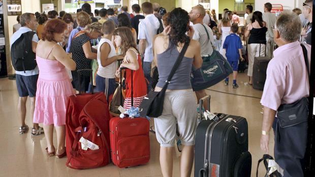 Las colas se repiten en El Prat