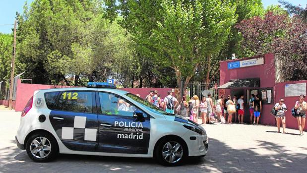 La Policía Municipal en la piscina de Moratalaz