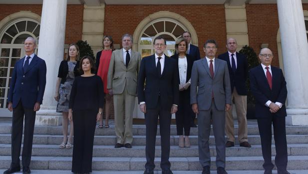 Rajoy, junto a su Gobierno, ayer en La Moncloa durante el minuto de silencio por el atentado de Niza