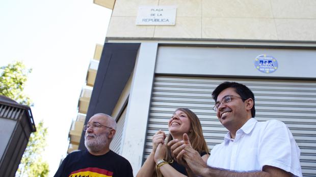 Los concejales Janet Sanz y Gerardo Pisarello, esta mañana en la plaza de la República