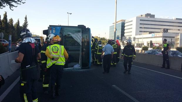Los bomberos del Ayuntamiento de Madrid rescatan al conductor del autobús atrapado en la cabina en la Avenida de Burgos