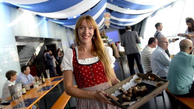 Una camarera posa vestida con el traje alemán Dirndl