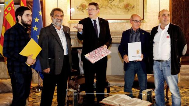 Representantes de Escola Valenciana con el presidente del Consell, Ximo Puig