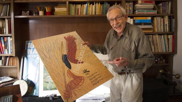 Enric Huguet, en su estudio de Barcelona, con uno sus carteles para Barcelona 92