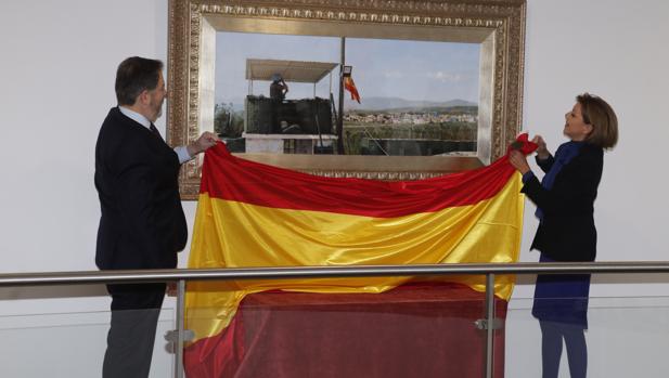 La ministra de Defensa, María Dolores de Cospedal, y el director de ABC, Bieito Rubido, desvelan el cuadro