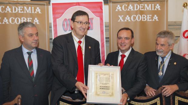 Valentía García, secretario xeral de Política Lingüística de la Xunta; Miguel Pampín, presidente de la Orden del Camino de Santiago; Marcelino Agís, catedrático de Filosofía de la USC; y Xesús Palmou, director de la Academia Xacobea