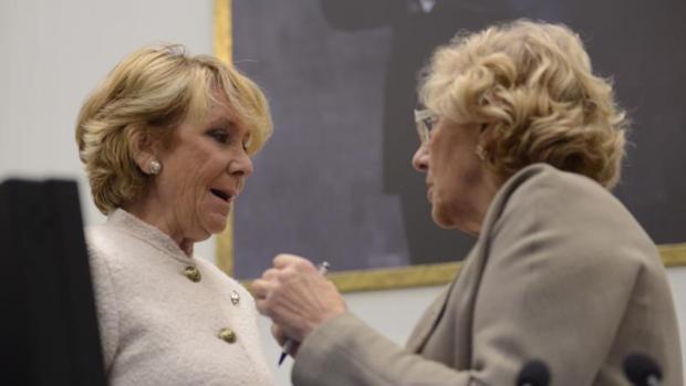 La portavoz del PP en el Ayuntamiento de Madrid, Esperanza Aguirre; y la alcaldesa de Madrid, Manuela Carmena, en un momento del Pleno municipal