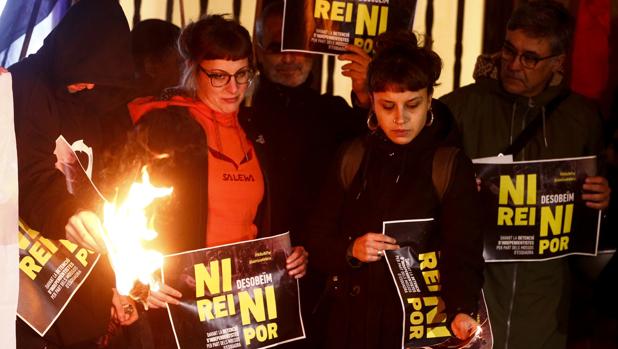 La diputada de la CUP Mireia Vehí (i), junto a otros miembros y simpatizantes de la CUP se concentran en Barcelona en apoyo de los cinco investigados por quemar fotos del Rey