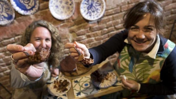 Isabel Ruiz-Morales, a la izquierda e Iria Romero en lsu pastelería de Madrid
