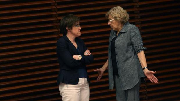 Causapié y Carmena discuten, conversan, en una imagen de archivo