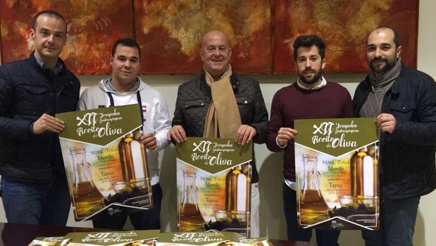 El alcalde Emilio Bravo junto a algunos hosteleros durante la presentación