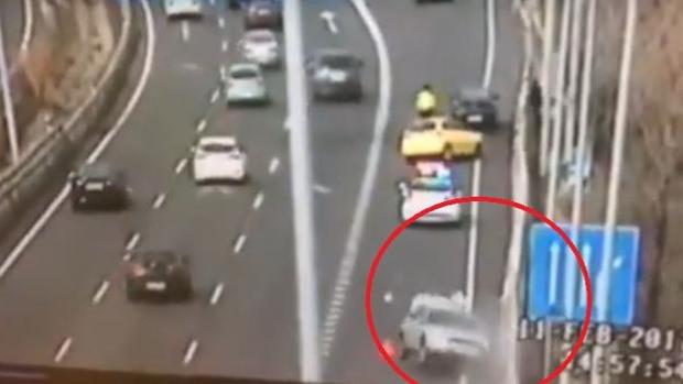 El momento en el que el coche impacta con el guardaraíl