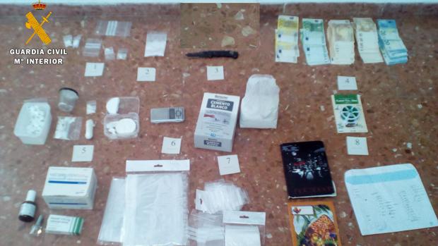 Cocaína y dinero intervenido al detenido