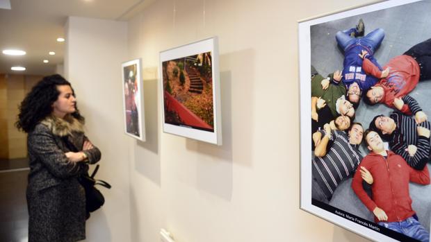 Una joven observa la exposición «El cromosoma de la sonrisa«, ubicada en el Foro Solidario de Burgos